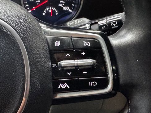 Used 2024 Kia Carnival LX FWD image 29