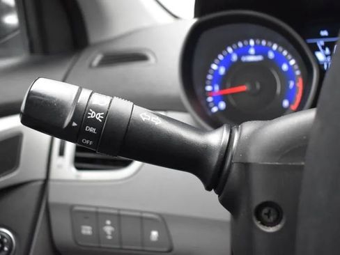 Used 2015 Hyundai Elantra SE image 25