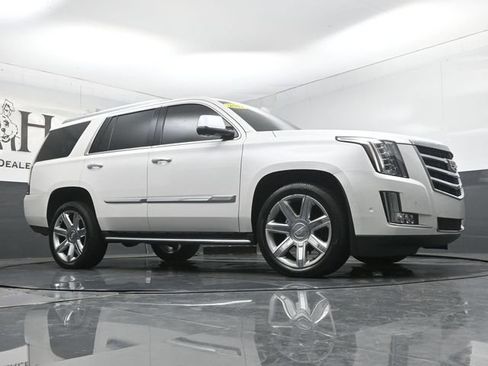 Used 2017 Cadillac Escalade Luxury AWD/4WD image 2