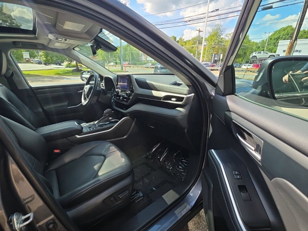 Used 2023 Toyota Highlander XLE AWD/4WD image 16