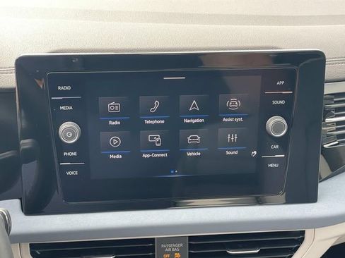 Used 2025 Volkswagen Jetta SE FWD image 11