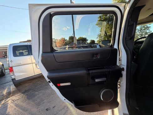 Used 2005 HUMMER H2 SUT w/ Preferred Equipment Group AWD/4WD image 15