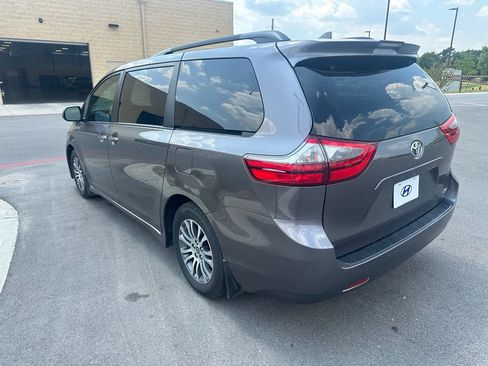 Used 2020 Toyota Sienna XLE Premium FWD image 5