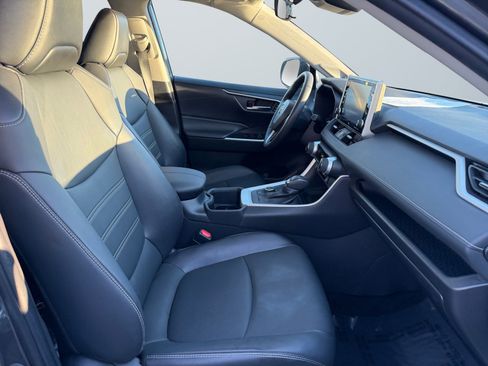 Used 2022 Toyota RAV4 XLE Premium image 17