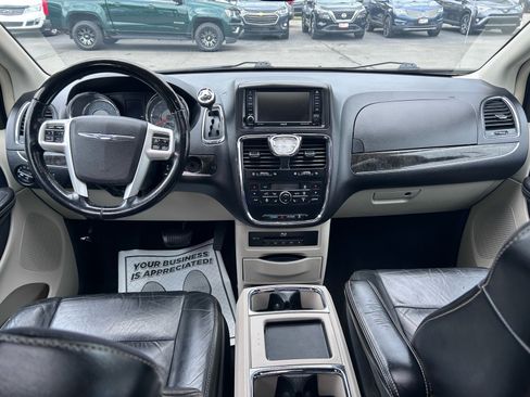 Used 2016 Chrysler Town & Country Limited Platinum FWD image 20