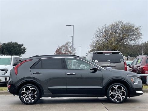 Used 2024 Kia Niro SX Touring image 3