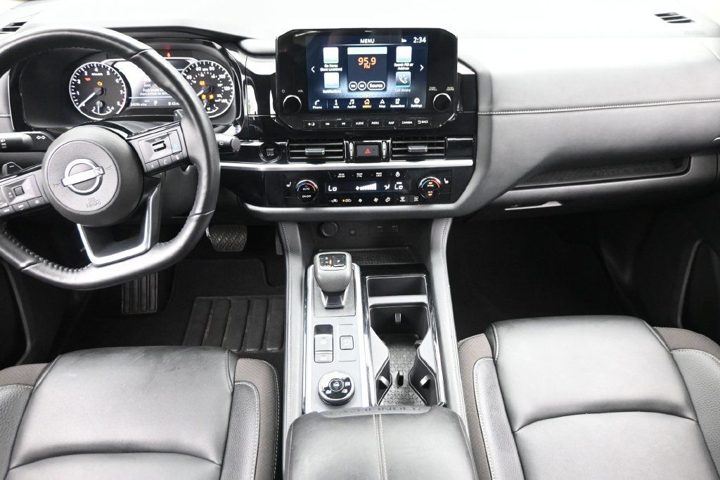 Used 2025 Nissan Pathfinder SL AWD/4WD image 16