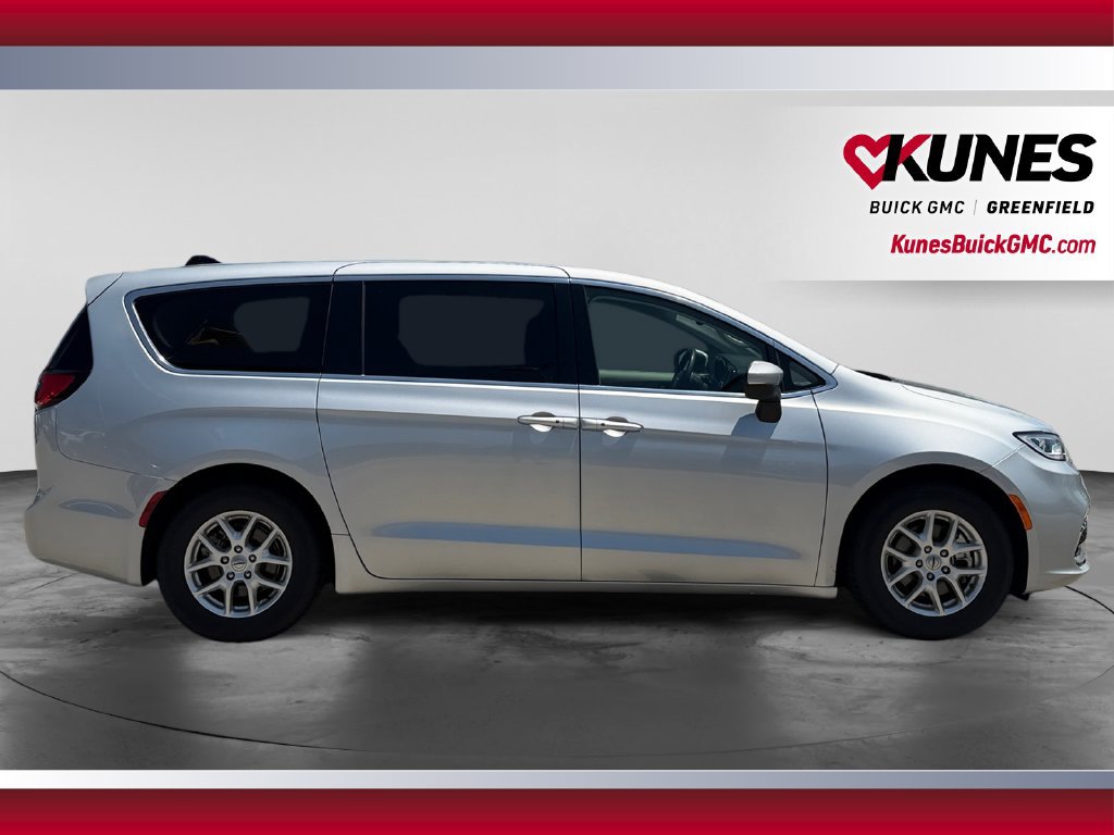 Used 2023 Chrysler Pacifica Touring-L FWD image 12