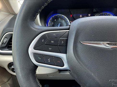 Used 2023 Chrysler Pacifica Touring-L FWD image 10