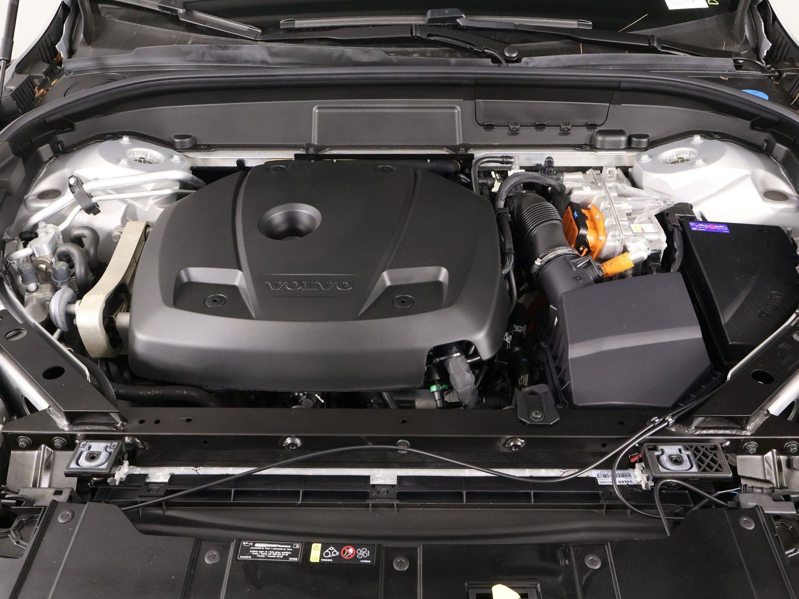 Certified 2023 Volvo XC60 T8 Plus AWD/4WD image 24
