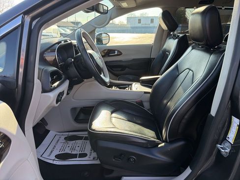 Used 2021 Chrysler Pacifica Limited image 18