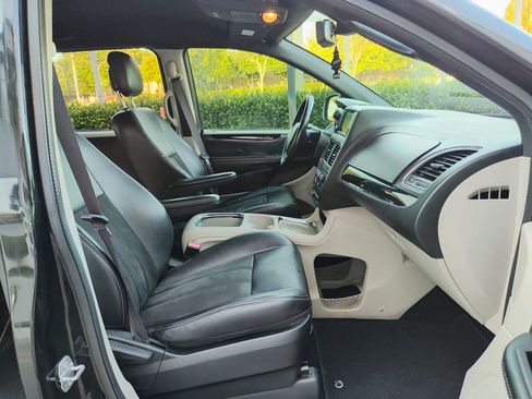 Used 2019 Dodge Grand Caravan SXT image 17