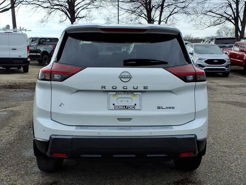 Used 2025 Nissan Rogue SL w/ Tech Package image 4