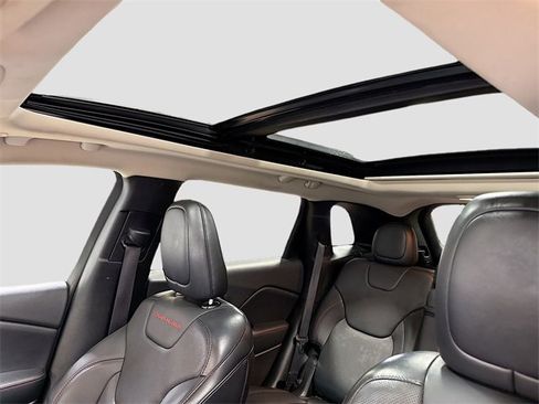 Used 2018 Jeep Cherokee Trailhawk w/ Quick Order Package 27L image 24