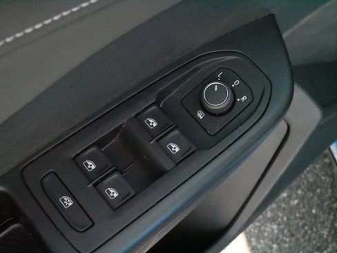 Certified 2025 Volkswagen Taos SE AWD/4WD image 19