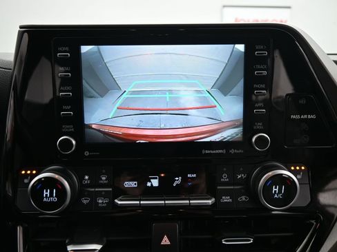 Used 2021 Toyota Highlander XLE image 18