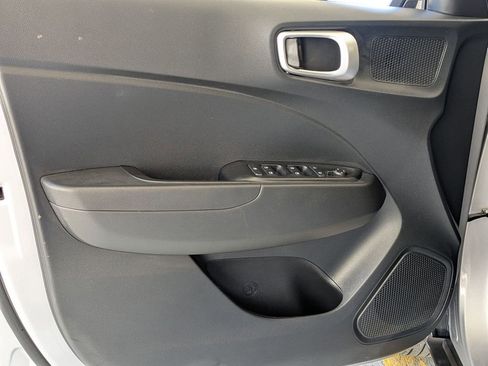 Used 2025 Hyundai Venue SEL FWD image 18
