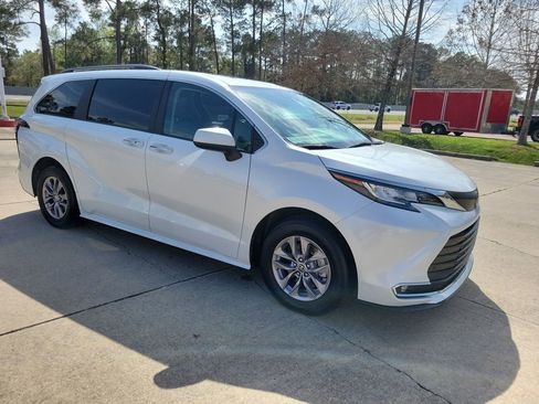 Certified 2023 Toyota Sienna XLE image 8