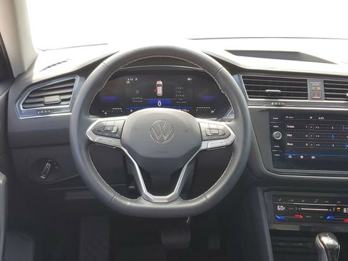 Certified 2023 Volkswagen Tiguan SE w/ Panoramic Sunroof Package AWD/4WD image 19