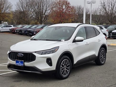 Used 2023 Ford Escape SE w/ Class II Trailer Tow Package image 5