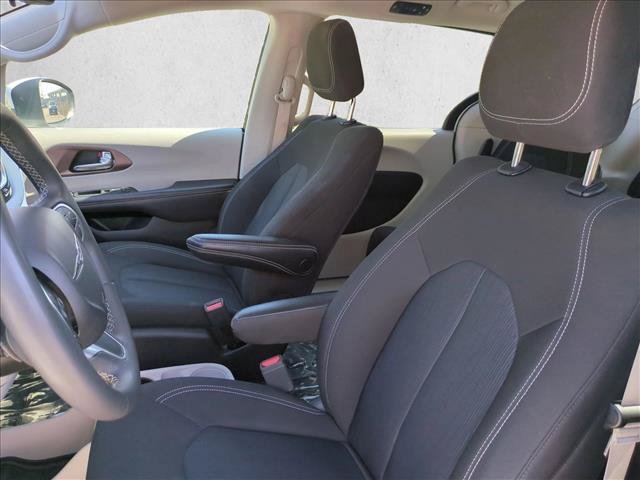 Used 2023 Chrysler Voyager LX FWD image 15