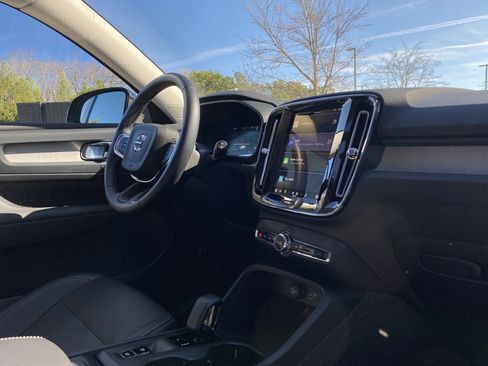 Used 2025 Volvo XC40 B5 Core image 65