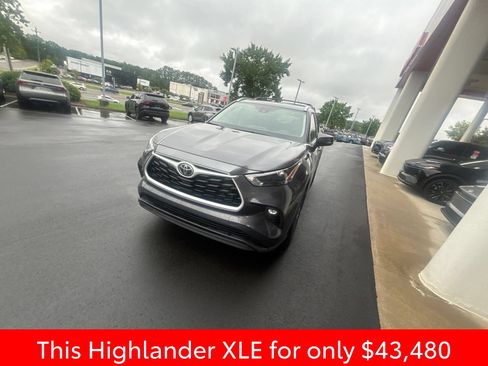 Used 2025 Toyota Highlander XLE FWD image 5
