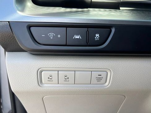 Used 2022 Kia Carnival LX FWD image 11