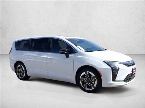 New 2027 Chrysler Pacifica Limited FWD image 6