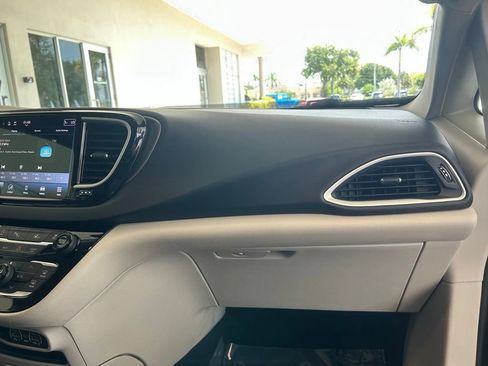 Used 2024 Chrysler Pacifica Touring-L FWD image 22