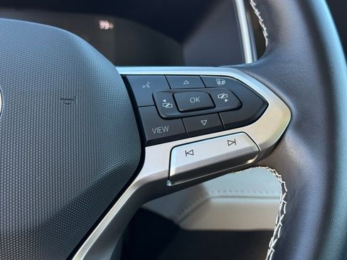 New 2026 Volkswagen Taos SE FWD image 17