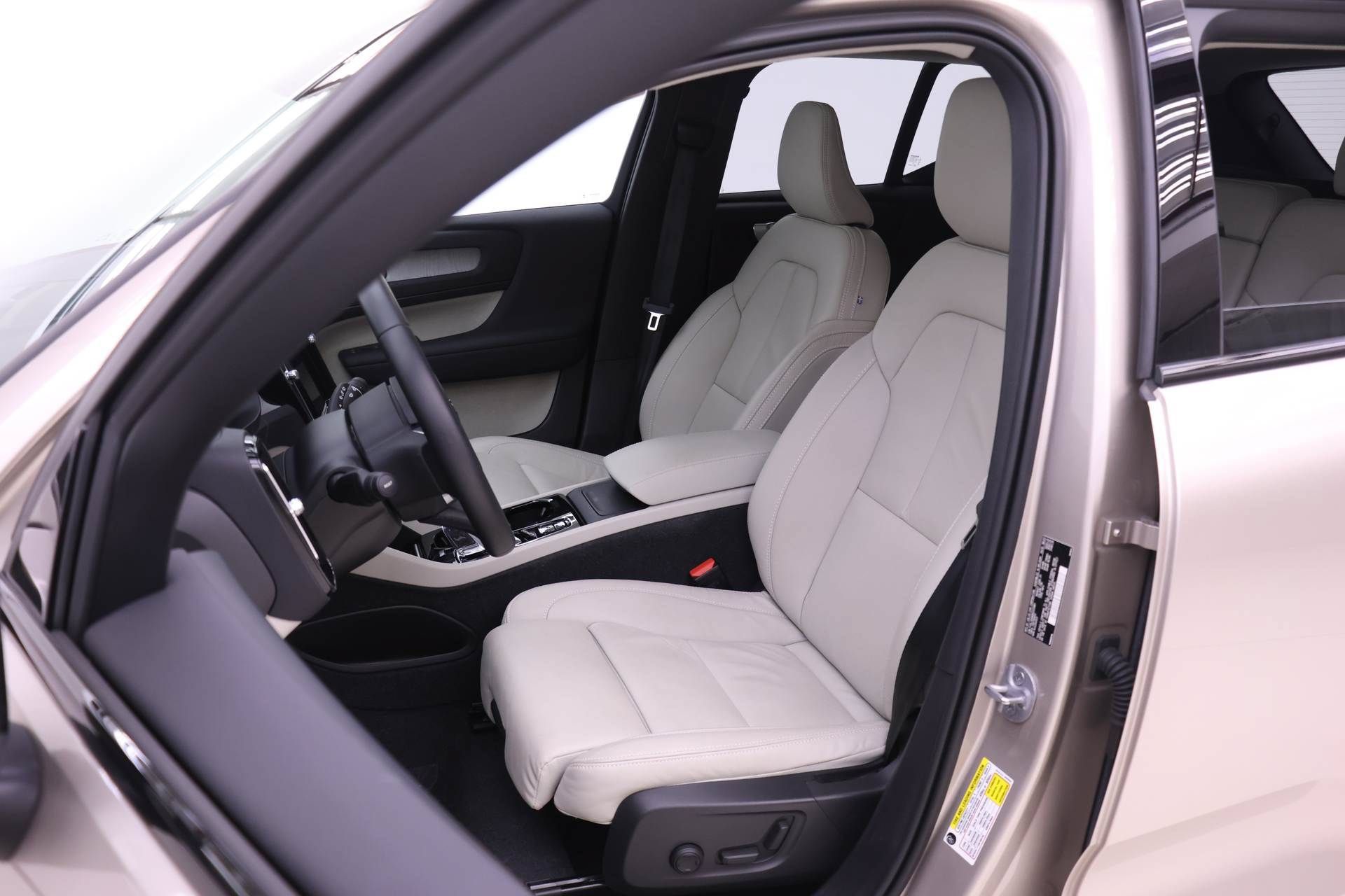 Certified 2024 Volvo XC40 B5 Ultimate w/ Protection Package Premier AWD/4WD image 7