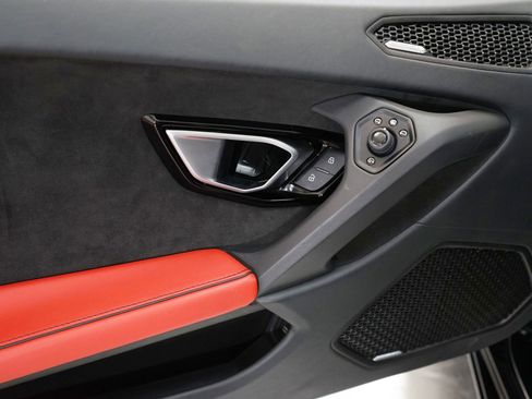 Used 2023 Lamborghini Huracan EVO image 12