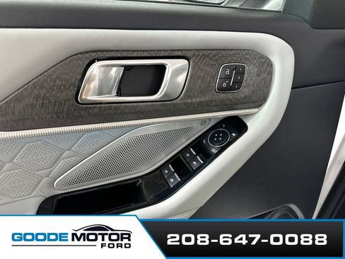 Used 2025 Ford Explorer Platinum w/ Ultimate Package AWD/4WD image 9