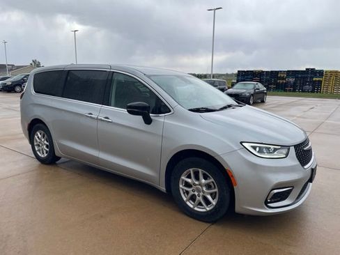 Used 2024 Chrysler Pacifica Touring-L FWD image 1