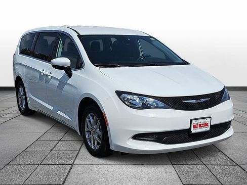 Used 2023 Chrysler Voyager LX FWD image 3