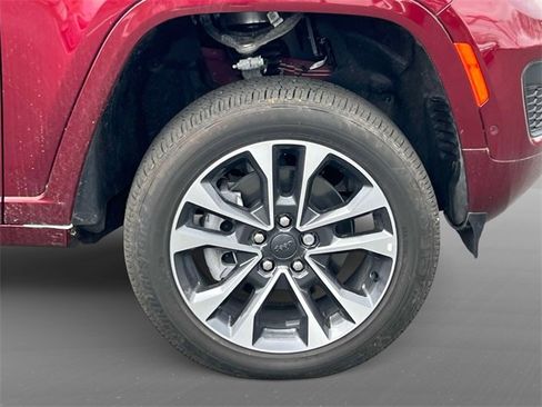 Used 2023 Jeep Grand Cherokee Overland w/ Luxury Tech Group IV image 7