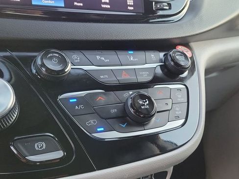 Used 2024 Chrysler Pacifica Touring-L image 30