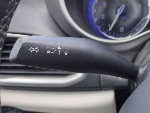Used 2023 Chrysler Pacifica Touring-L FWD image 27