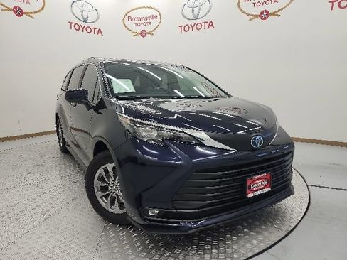 Used 2025 Toyota Sienna XLE FWD image 1