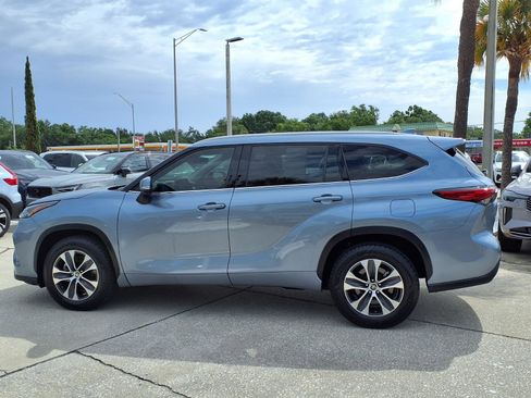 Used 2022 Toyota Highlander XLE FWD image 4