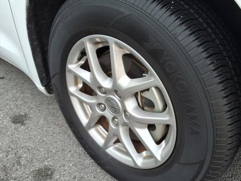 Used 2024 Chrysler Pacifica Touring-L image 4