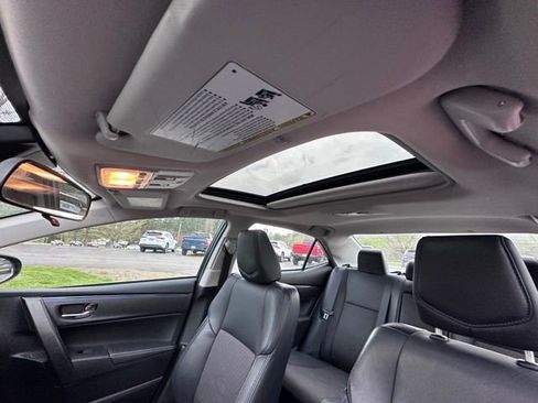 Used 2018 Toyota Corolla SE w/ SE Premium Package FWD image 12