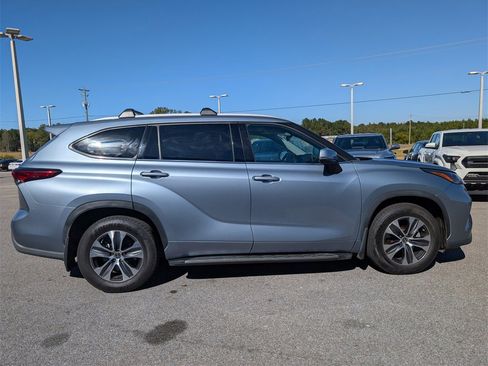 Used 2022 Toyota Highlander XLE image 6