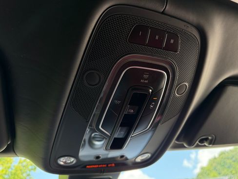 Used 2018 Bentley Bentayga AWD/4WD image 33