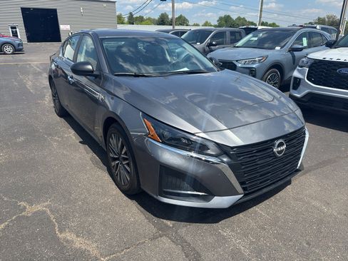 Used 2025 Nissan Altima 2.5 SV FWD image 2