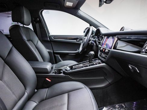 Used 2025 Porsche Macan image 20