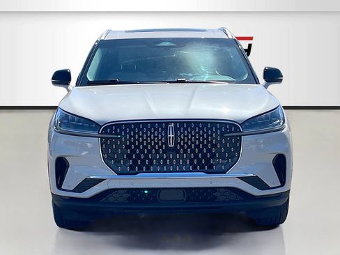 Used 2025 Lincoln Aviator 2WD image 2