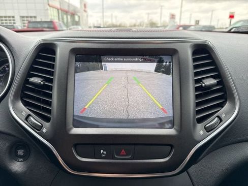 Used 2019 Jeep Cherokee Trailhawk w/ Comfort/Convenience Group AWD/4WD image 31