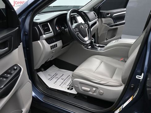 Used 2016 Toyota Highlander XLE image 18